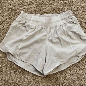 Lululemon White Hotty Hot Low-Rise Lined Short 2.5"
